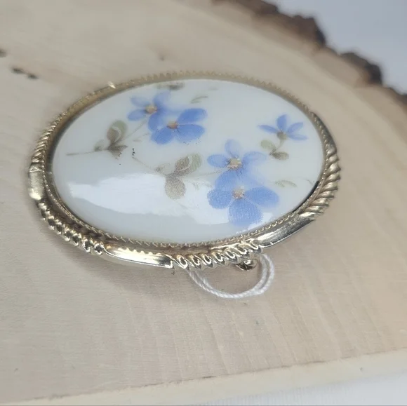 Vintage Porcelain Hand Painted Blue Floral Cameo Gold Tone Brooch GUC 2" 80s-90s - Picture 2 of 5